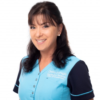 Alexandra Redmer | Tandarts voor orthodontie | 2000 – 2006 studie Tandheelkunde afgerond aan de Westfälischen Wilhelms-Universiteit in Münster. Sinds 2010 is ze werkzaam in de orthodontiepraktijk van Bart Alink in Gronau. In deze periode heeft ze haar MSc Orthodontics behaald aan de Universiteit van Krems in Oostenrijk. Vanaf juni 2012 heeft Alexandra samen met Bart Alink een eigen praktijk geopend in Vreden en is ze ook werkzaam bij Ortho Euregio in Enschede en Hengelo. Jaarlijks volgt ze de studieclub van professor Bernardo H.Garcia, die drie keer per jaar naar Nederland komt.