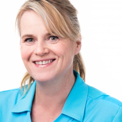 Ellen Bruggink | Mondhygiëniste | Ik heb de opleiding tot mondhygieniste in Utrecht voltooid. Waarna ik een aantal jaren als mondhygiëniste in Zwitserland werkzaam ben geweest. Inmiddels werk ik sinds 2003 met veel plezier bij Ortho Euregio. Ik ben hier o.a. verantwoordelijk voor het begeleiden van de stagiaires.