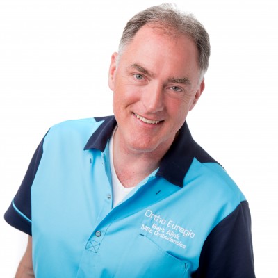 drs. Bart Alink | Tandarts voor orthodontie | Na zijn opleiding tot tandarts in Nijmegen, heeft Bart eerst een algemeen tandkundige praktijk in Duitsland gehad. Vanaf 1999 heeft Bart zich uitsluitend bekwaamd in orthodontische behandelingen. Vervolgens heeft hij zijn MSc Orthodontics behaald aan de Donau-Universiteit Krems in Oostenrijk. Ook geeft Bart elk jaar meerdere presentaties en begeleid tandartsen die ook met orthodontie gestart zijn. Jaarlijks groeit de toeloop van patiënten uit de gehele regio door de specifieke behandelmethodiek en de behaalde resultaten. 