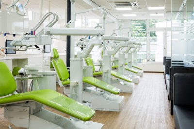 Behandelkamer met
6 behandelstoelen
1x aparte behandelkamer