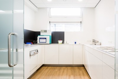 Sterilisatieruimte 
Links vuil/rechts schoon
Conform routing